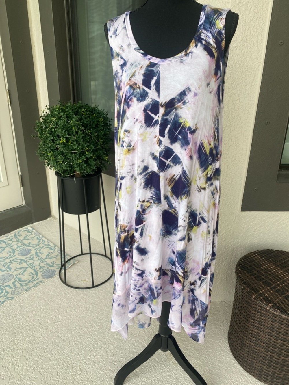Abstract Print Sleeveless high low White, Navy & pink